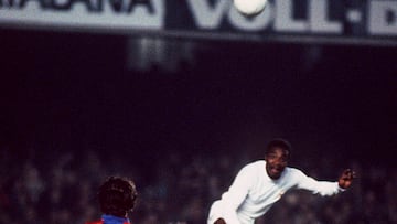 Laurie Cunningham salta por encima de dos jugadores del Barcelona.