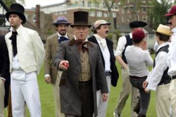 Partido de Críquet Victoriano para conmemorar el 150 aniversario del Almanaque Wisden Cricketers' en la Plaza Vicente en Londres