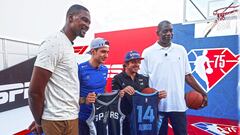 Fernando Alonso y Esteban Ocon entre las leyendasd de la NBA Dikembe Mutombo y Chris Bosh.