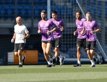 James Rodríguez entrena al lado de sus compañeros.