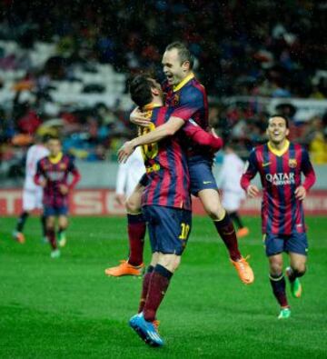 1-3. Messi celebra el tercer gol con Iniesta.