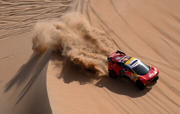 El piloto francés de BRX Sebastien Loeb y el copiloto belga Fabian Lurquin compiten durante la etapa de hoy. El coche pilotado por Loeb fue el que marcó el mejor tiempo de la etapa de hoy.