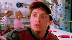 La estrella del rock que tuvo un par de cameos en ‘Regreso al Futuro’ junto a Michael J. Fox: ¿te diste cuenta?