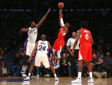 Chris Paul anota ante la mirada de Kobe Bryant en el último partido de Navidad para el histórico 24 de los Lakers.