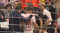 Podolski arma torneo benéfico, pelea con el juez y ve la roja