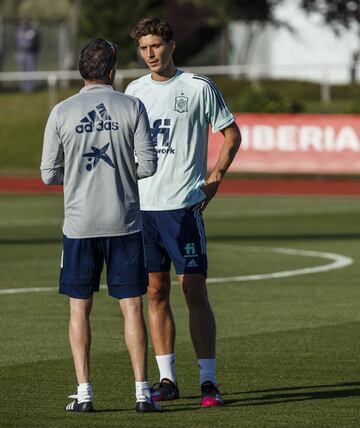 Luis Enrique y Pau Torres.