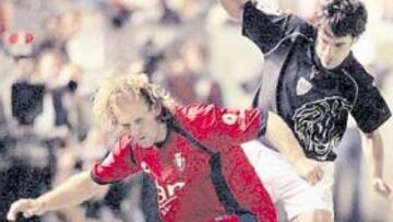 <b>POR DELANTE. </b>Delporte se va de un jugador durante el partido ante el Athletic.