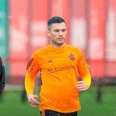 “Dos pasos para atrás”: se entrampa el retorno de Charles Aránguiz