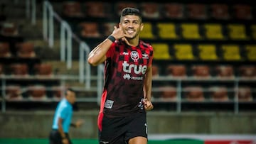 El futbolista salvadore&ntilde;o marc&oacute; en los &uacute;ltimos minutos para que su equipo empatara en casa ante el Nakkon Ratchasima.