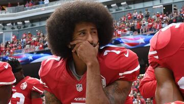 Colin Kaepernick se arrodilla antes de un partido de los San Francisco 49ers mientras suena el himno de Estados Unidos en protesta por los incidentes de racismo en el país.