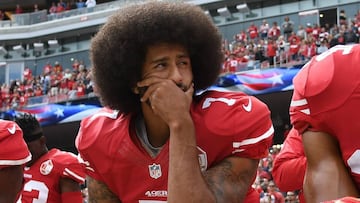 Colin Kaepernick se arrodilla antes de un partido de los San Francisco 49ers mientras suena el himno de Estados Unidos en protesta por los incidentes de racismo en el pa&iacute;s estadounidense.