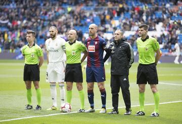 Benzema y Ramis como capitanes del encuentro junto cuerpo arbitral encabezado por Gonzalez Fuertes. 