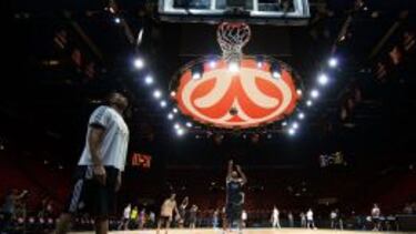 Marcus Slaughter lanza desde el tiro libre y Tremmell Darden espera al rebote.