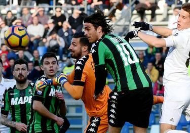 AC Milan need controversial Bacca penalty to beat Sassuolo