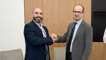 Felipe Martínez (izq.), presidente de la Real Federación Española de Boxeo, e Higinio Marín (dcha.), rector de la CEU UCH, instantes después de la firma del convenio.