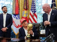 Donald Trump, con el trofeo del Mundial de la FIFA, acompañado por JD Vance y Gianni Infantino.