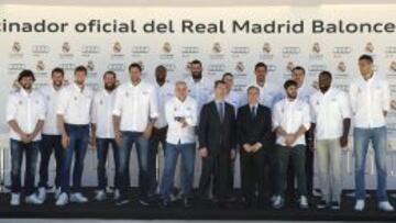 Los jugadores del Real Madrid junto a Florentino y Guillermo Fadda, director de Audi España.