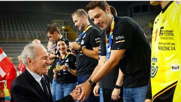 Javier Garcia recibiendo la felicitación de Hassan Moustafa, presidente de la Internacional.