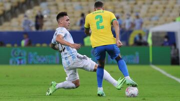 Lautaro disputa un balón a Danilo