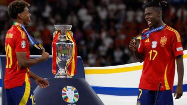 BERLÍN, 14/07/2024.- Los jugadores de la selección española Nico Williams y Lamine Yamal tras recibir las medallas de campeones de la Eurocopa al derrotar por 2-1 a Inglaterra en el encuentro que han disputado hoy domingo en el estadio Olímpico de Berlín. EFE / J.J.Guillen.