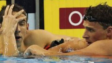 <b>AMIGOS. </b>Phelps se echa las manos a la cabeza junto a Lochte, ayer, después de disputar la final.