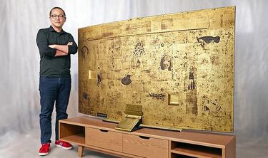 Samsung y su televisor curvado de 78 pulgadas dorado