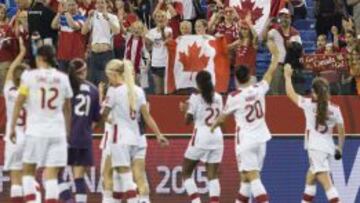 Las jugadoas de Canadá celebran con su público el pase a la siguente ronda del Mundial.