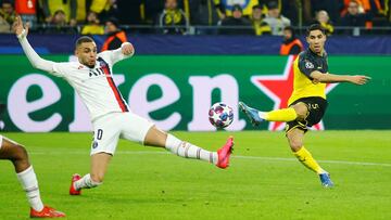 Achraf dispara a puerta obstaculizado por Kurzawa en el Dortmund-PSG de la ida de octavos de final de la Champions.