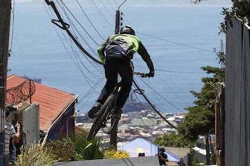 Valparaiso, 11 febrero 2018.
Decimosexta version del Red Bull Valparaiso Cerro Abajo, principal carrera de descenso urbano en Chile, realizada entre calles, escaleras y callejones de la ciudad puerto.
Sebastian Cisternas/Photosport.