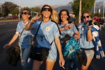 Belleza y color en la previa del duelo entre Chile y Uruguay