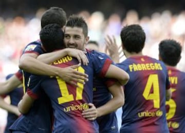 Barcelona - Málaga. 1-0 Villa celebra el primer gol con sus compañeros.