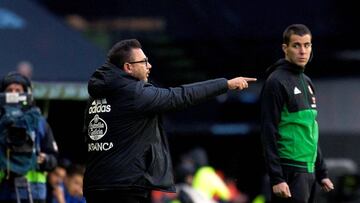 Antonio Mohamed hace indicaciones desde la banda a los jugadores del Celta durante un partido en Balaídos.