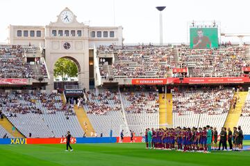 Xavi Hernández, entrenador del FC Barcelona, se dirige a los aficionados en la presentación del LVIII Trofeo Joan Gamper.