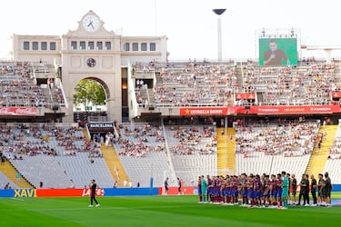 Xavi Hernández, entrenador del FC Barcelona, se dirige a los aficionados en la presentación del LVIII Trofeo Joan Gamper.