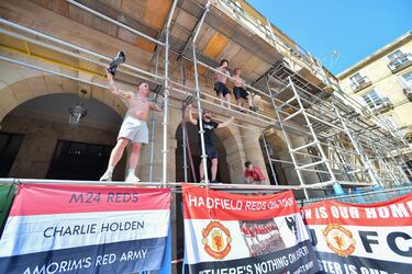 Bilbao ya acoge a los primeros aficionados del Tottenham y Manchester United, que disputarán la final de la Europa League en San Mamés. La ciudad vive un ambiente vibrante, con la final como protagonista en calles.