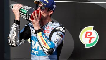 Buriram (Thailand), 02/03/2025.- Second place Spanish MotoGP rider Alex Marquez of Gresini Racing MotoGP celebrates with a trophy on a podium after the Motorcycling Grand Prix of Thailand at Chang International Circuit, Buriram province, Thailand, 02 March 2025. (Motociclismo, Tailandia) EFE/EPA/RUNGROJ YONGRIT