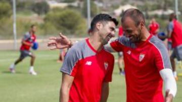 Reyes bromea con Beto.