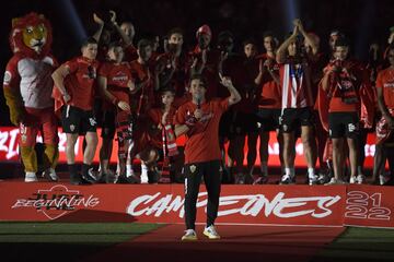 Jugadores y aficionados del Almerí­a celebran en el estadio de los Juegos Mediterráneos el ascenso a Primera División.