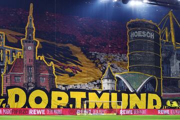 El estadio del Borussia de Dortmund, Signal Iduna Park, es uno de los feudos más famosos y con mayor ambiente de Europa. Situado en la ciudad de Dortmund, en el estado federado de Renania del Norte-Westfalia, al oeste de Alemania. Es el quinto estadio más grande de Europa, y el tercer hogar más grande de un club europeo de primer nivel después del Camp Nou y el Estadio Santiago Bernabéu.