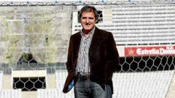 <b>LARGO VERANO. </b>La experiencia le dice a Paco Herrera que no debe tener prisa en el mercado de fichajes.