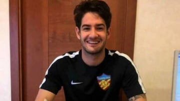 Pato ya posa con la camiseta del Tianjin Quanjian chino