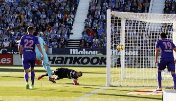 Luis Suárez marca el 0-1.