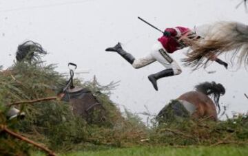 El jinete Nina Carberry sale despedido de su caballo Sir Des Champs durante el Grand National en abril de 2016