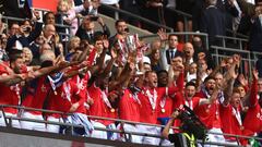 LONDON, ENGLAND - MAY 29: Lewis Grabban of Nottingham forest lifts the trophy following their victory the Sky Bet Championship Play-Off Final match between Huddersfield Town and Nottingham Forest at Wembley Stadium on May 29, 2022 in London, England. (Photo by Mike Hewitt/Getty Images)