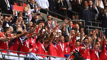 LONDON, ENGLAND - MAY 29: Lewis Grabban of Nottingham forest lifts the trophy following their victory the Sky Bet Championship Play-Off Final match between Huddersfield Town and Nottingham Forest at Wembley Stadium on May 29, 2022 in London, England. (Photo by Mike Hewitt/Getty Images)