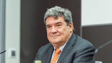 El ministro de Inclusi¨®n, Seguridad Social y Migraciones, Jos¨¦ Luis Escriv¨¢, se re¨²ne con empresarios de la Federaci¨®n Espa?ola de Sociolog¨ªa (FES), en la sede de FES, a 28 de abril de 2023, en Segovia, Castilla y Le¨®n (Espa?a). La Federaci¨®n Espa?ola de Sociolog¨ªa (FES) es la sociedad cient¨ªfica de la sociolog¨ªa espa?ola, y congrega a m¨¢s de 3.000 soci¨®logos y soci¨®logas. Es miembro de la Asociaci¨®n Europea de Sociolog¨ªa (ESA), de la International Sociological Association (ISA), y colabora con asociaciones de sociolog¨ªa de otros pa¨ªses y organismos internacionales en el ¨¢mbito de las ciencias sociales.
28 ABRIL 2023
Nacho Valverde / Europa Press
28/04/2023