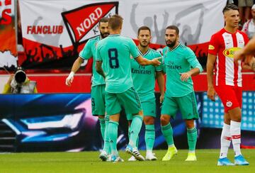 Salzburgo 0-1 Real Madrid | Benzema pidi¨® el bal¨®n, se la dio a Hazard, arriba a la izquierda, y el belga se fue hacia dentro, perfil¨¢ndose para el disparo con la derecha y le peg¨® con rosquita.