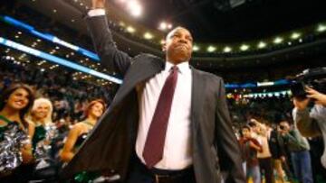 Doc Rivers, saluda al p&uacute;blico durante su regreso a Boston.