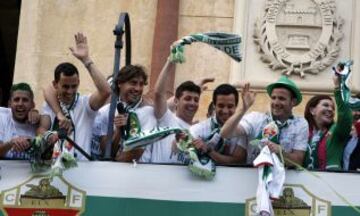 El equipo festeja el ascenso por las calles de Elche.