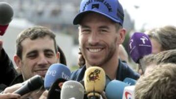 Sergio Ramos, a su llegada a la Ciudad del F&uacute;tbol de Las Rozas, donde Espa&ntilde;a se concentra para los partidos ante Finlandia y Francia.